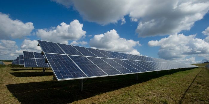 placas solares no deserto