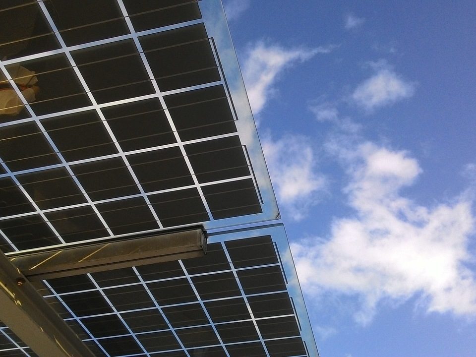 telhado-painel-bateria-para-energia-solar